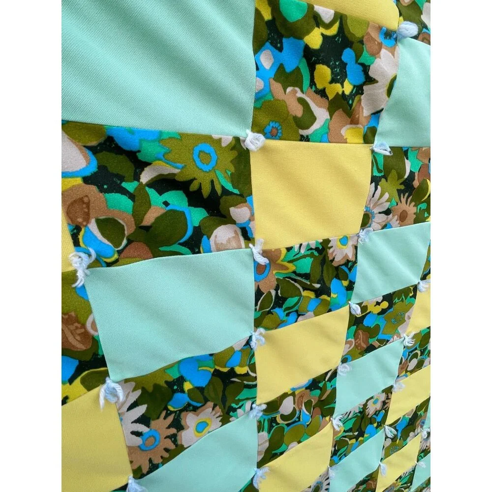 Vintage 1960s Groovy Floral Patchwork Tied Quilt 75x68" - Picture 4 of 16